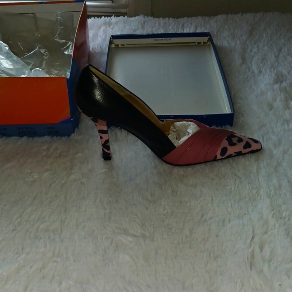 Women pink and black pumps sz 6.5